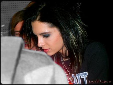 bill qui signe des autographe